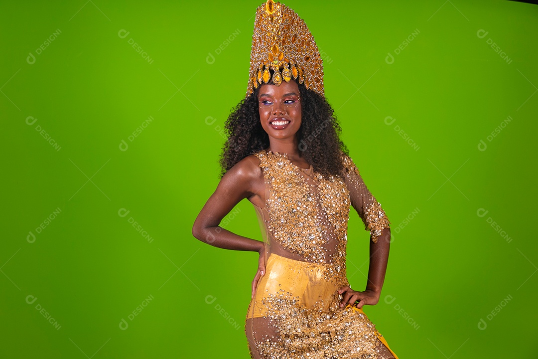 Linda morena fantasiada sorridente sobre fundo verde isolado