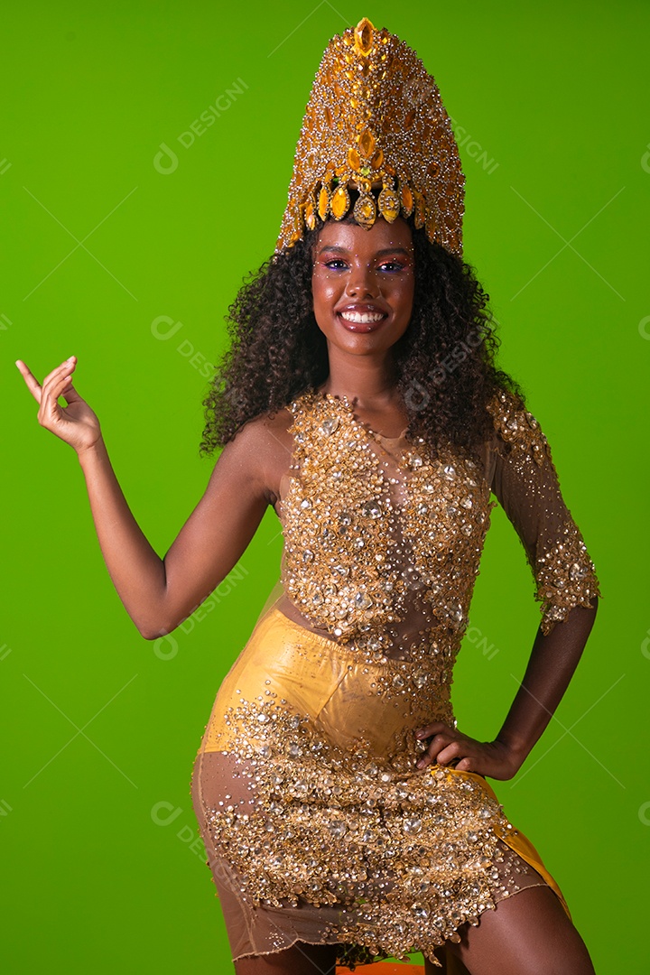 Linda morena fantasiada sorridente sobre fundo verde isolado