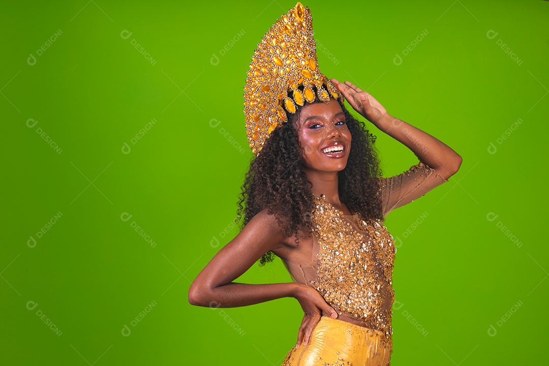 Linda morena fantasiada sorridente sobre fundo verde isolado