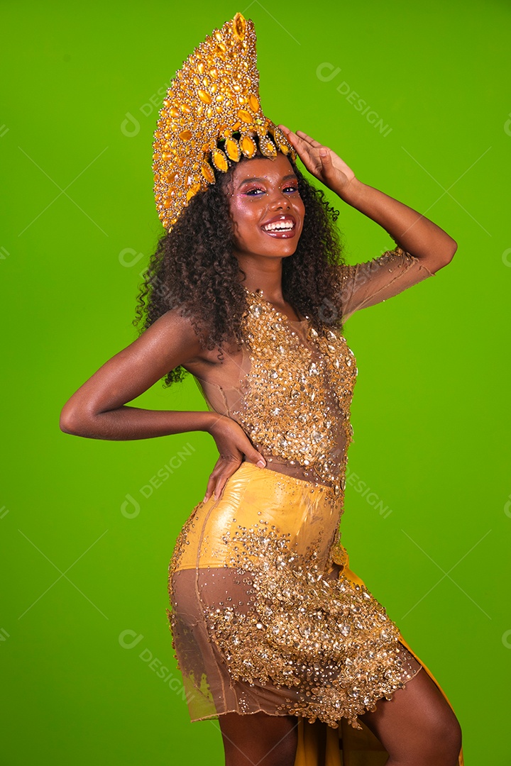 Linda morena fantasiada sorridente sobre fundo verde isolado