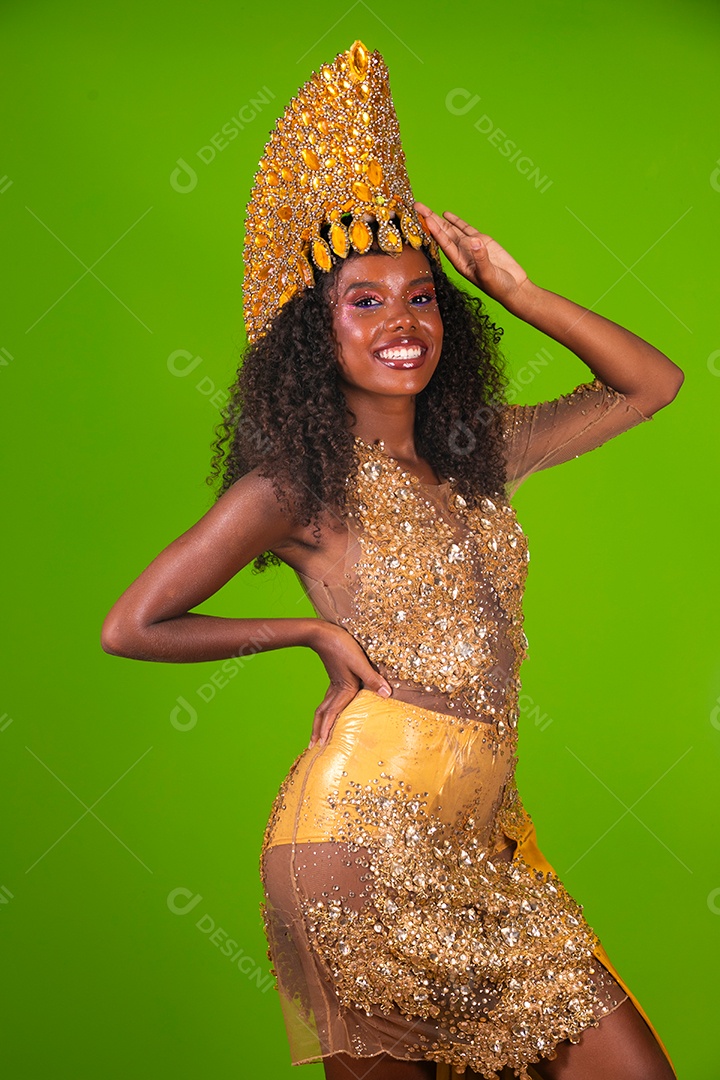 Linda morena fantasiada sorridente sobre fundo verde isolado