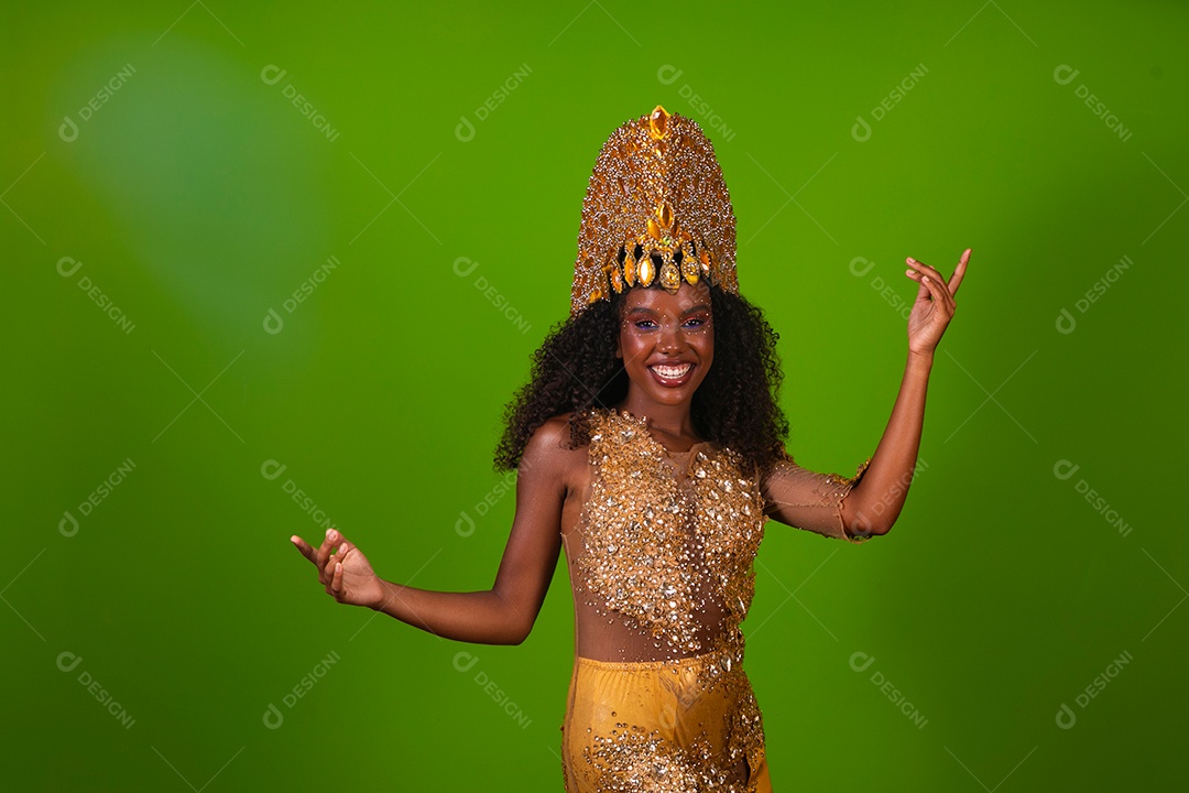 Linda morena fantasiada sorridente sobre fundo verde isolado