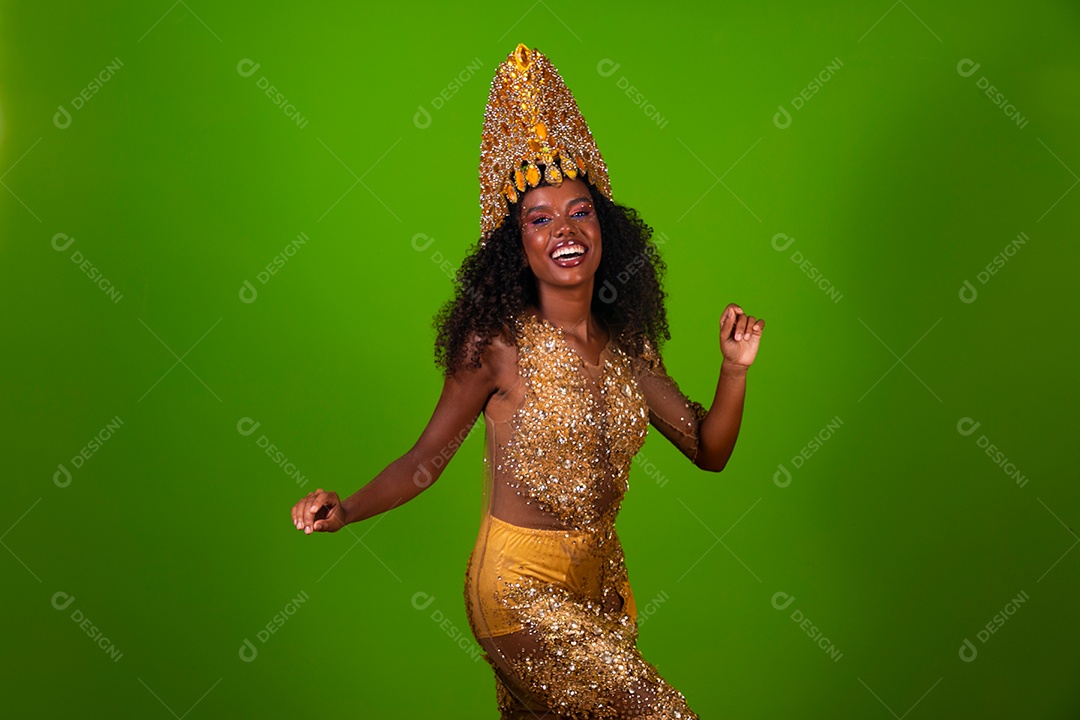 Linda morena fantasiada sorridente sobre fundo verde isolado