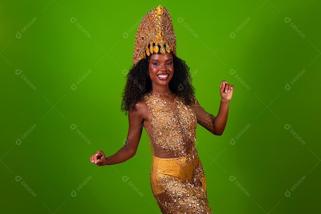 Linda morena fantasiada sorridente sobre fundo verde isolado