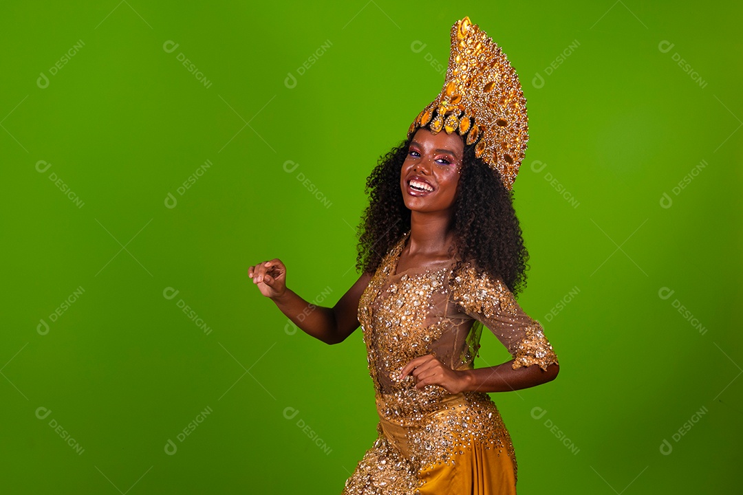 Linda morena fantasiada sorridente sobre fundo verde isolado