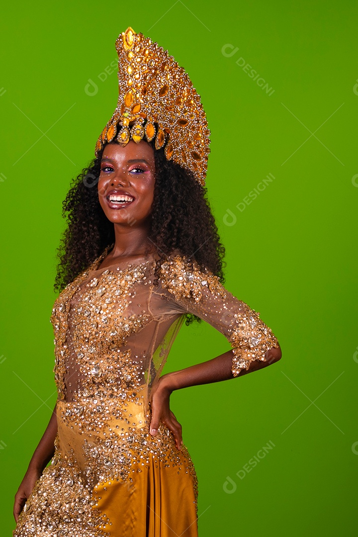 Linda morena fantasiada sorridente sobre fundo verde isolado