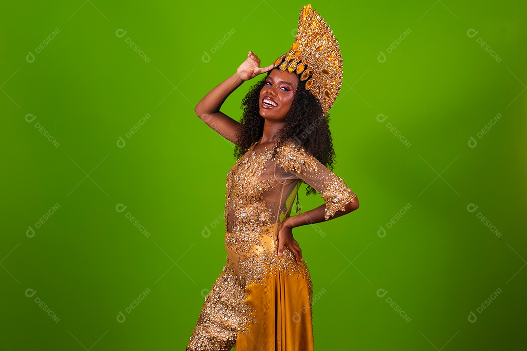 Linda morena fantasiada sorridente sobre fundo verde isolado