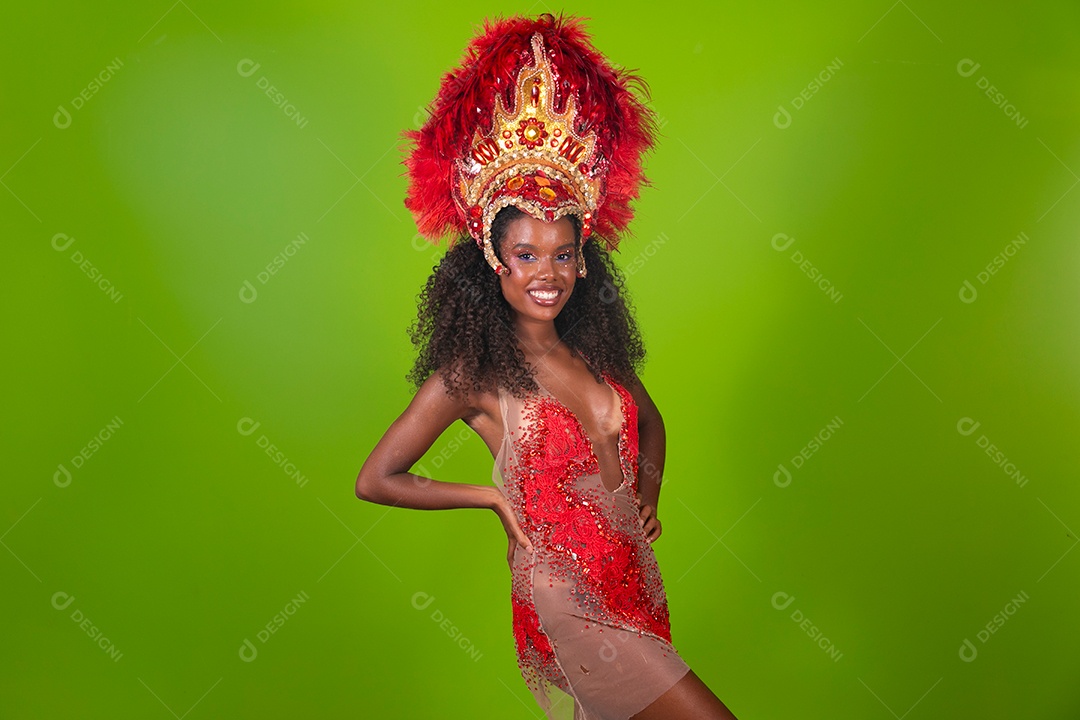 Linda morena fantasiada sorridente sobre fundo verde isolado