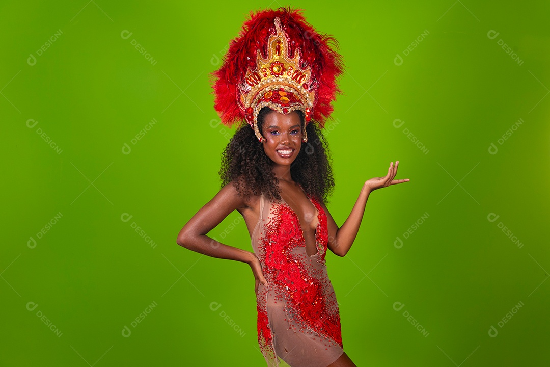 Linda morena fantasiada sorridente sobre fundo verde isolado