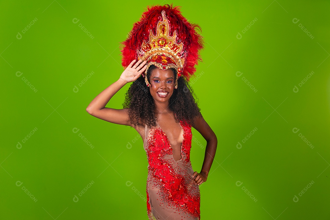 Linda morena fantasiada sorridente sobre fundo verde isolado