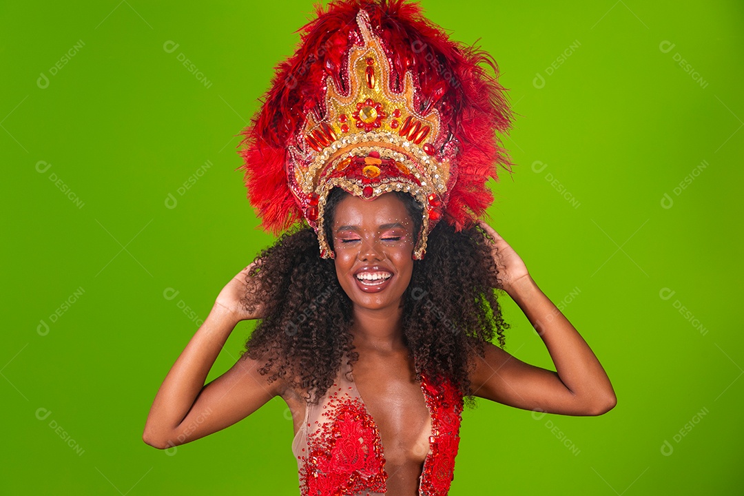 Linda morena fantasiada sorridente sobre fundo verde isolado