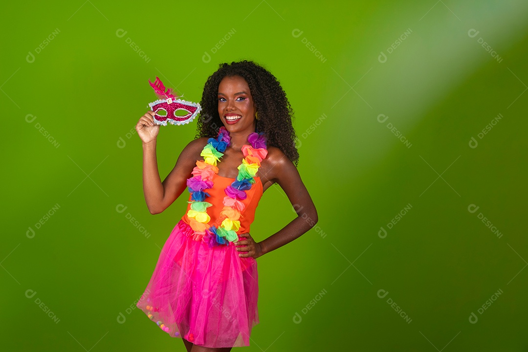 Linda morena fantasiada sorridente sobre fundo verde isolado