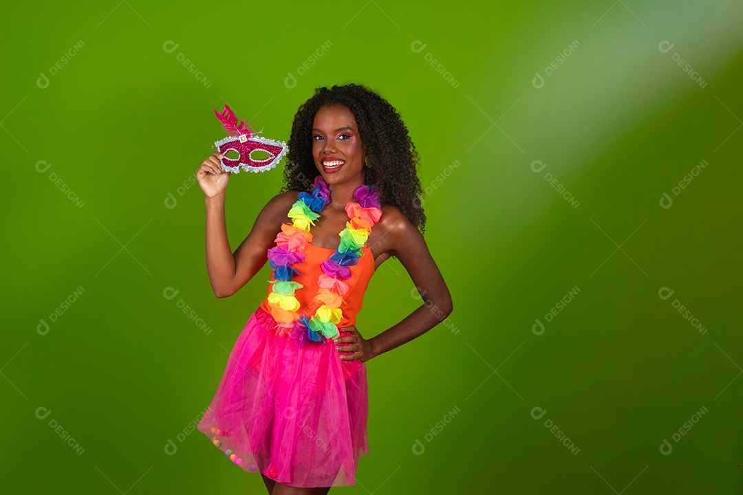 Linda morena fantasiada sorridente sobre fundo verde isolado