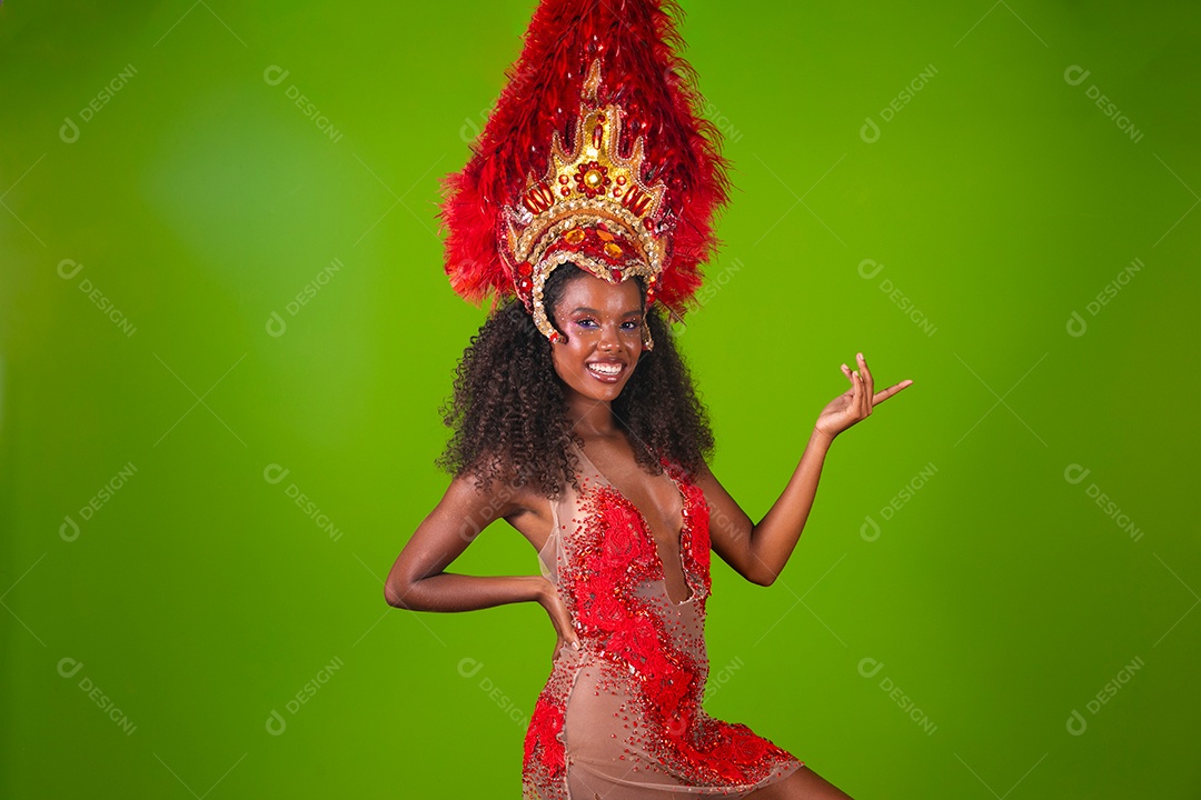 Linda morena fantasiada sorridente sobre fundo verde isolado