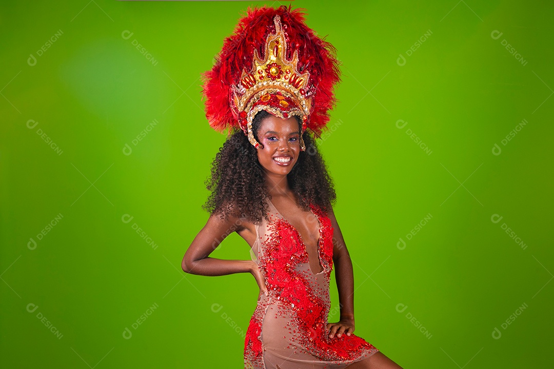 Linda morena fantasiada sorridente sobre fundo verde isolado