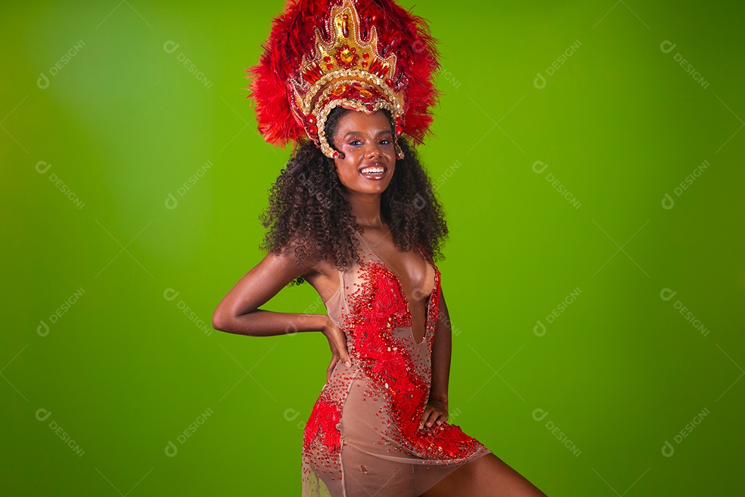 Linda morena fantasiada sorridente sobre fundo verde isolado