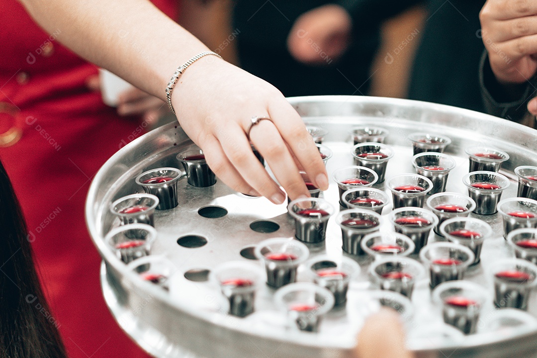 Bandeja com copos de vinhos para ceia na igreja
