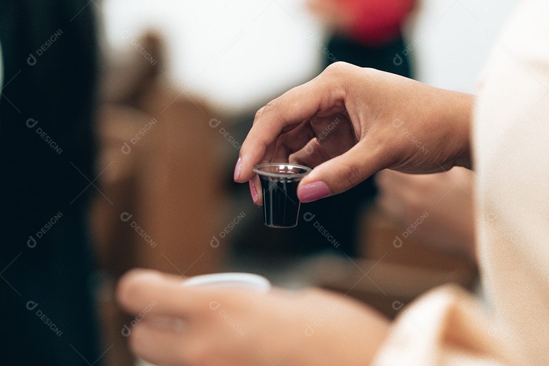 Santa ceia na mão de uma pessoa