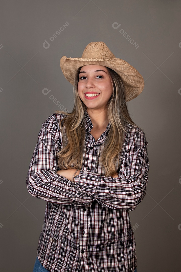Linda mulher sorridente com roupa caipira sobre fundo isolado