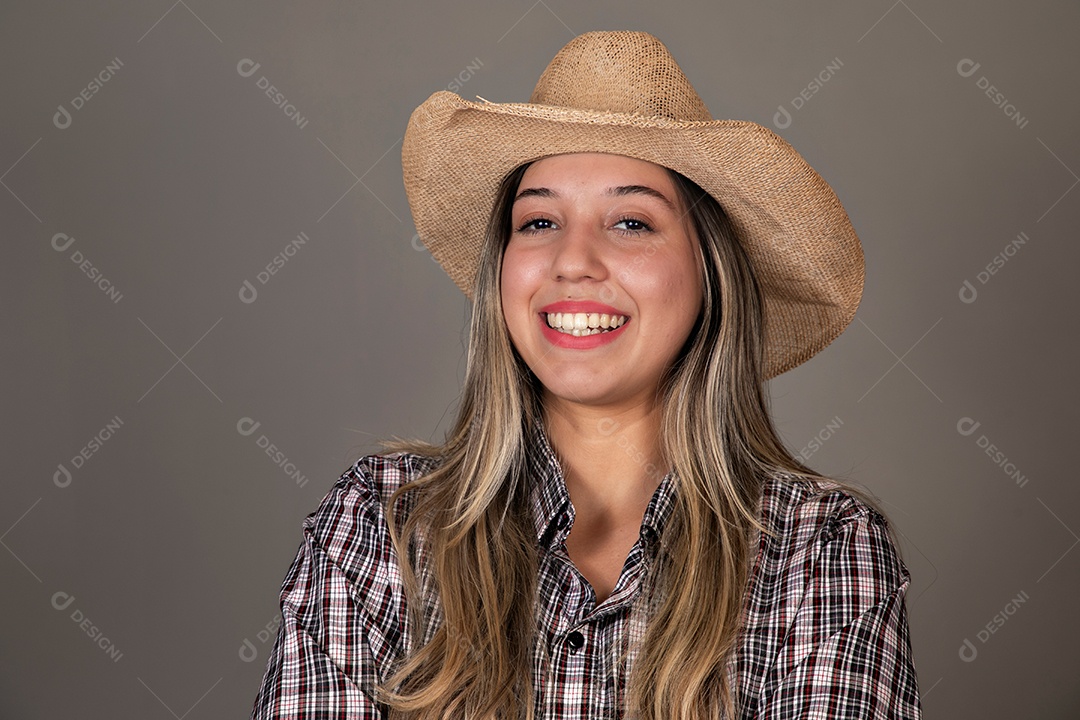 Linda mulher sorridente com roupa caipira sobre fundo isolado