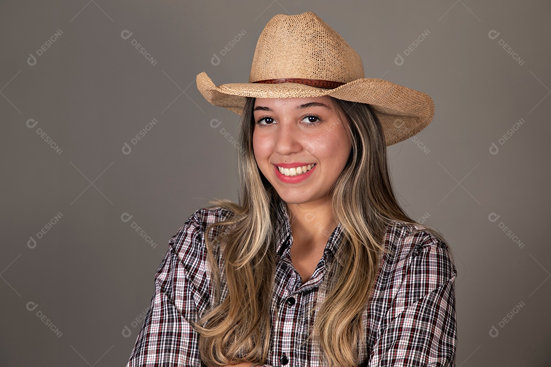 Linda mulher sorridente com roupa caipira sobre fundo isolado