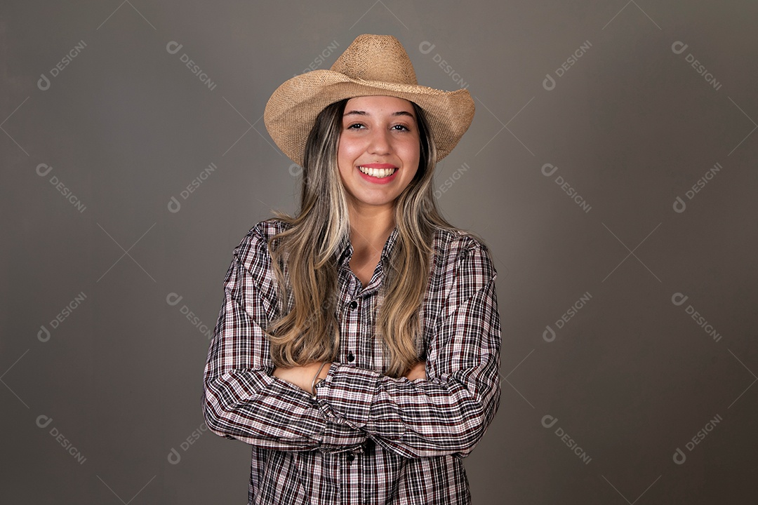 Linda mulher sorridente com roupa caipira sobre fundo isolado