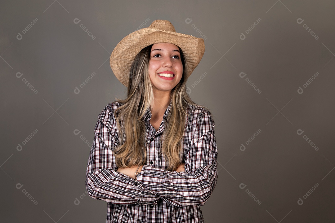 Linda mulher sorridente com roupa caipira sobre fundo isolado