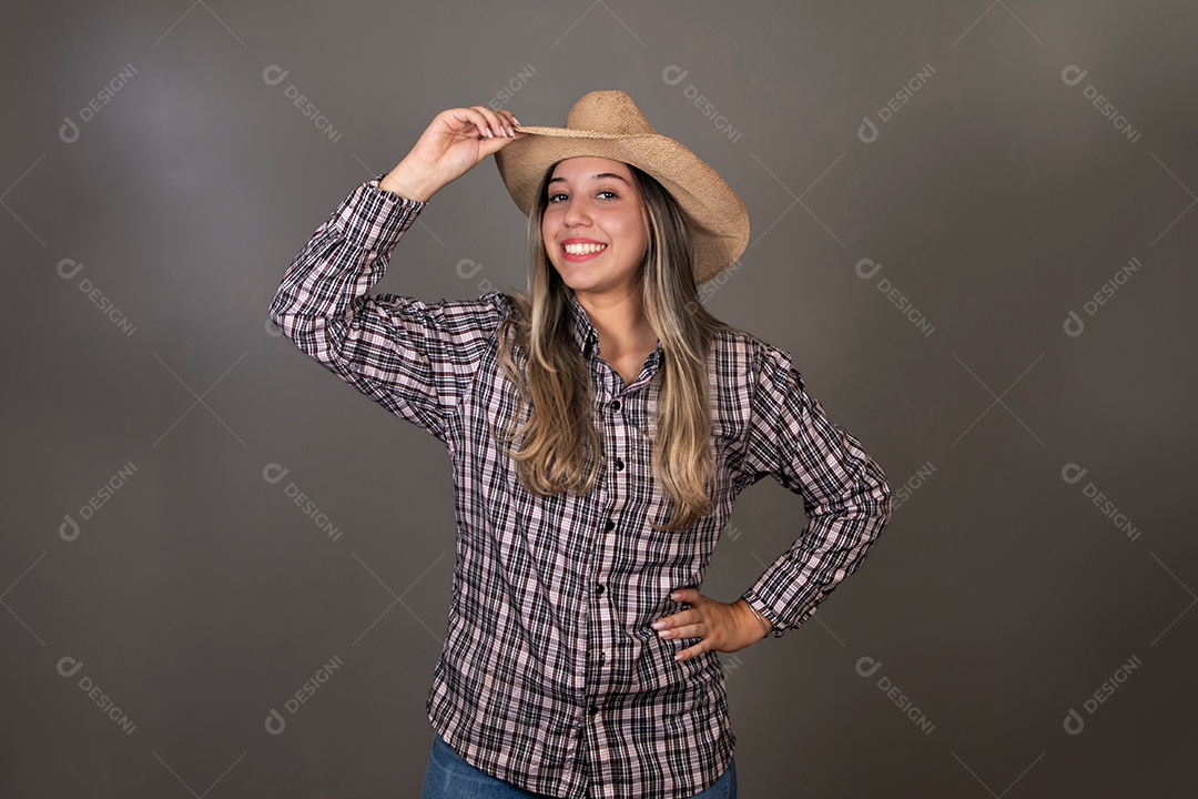 Linda mulher sorridente com roupa caipira sobre fundo isolado
