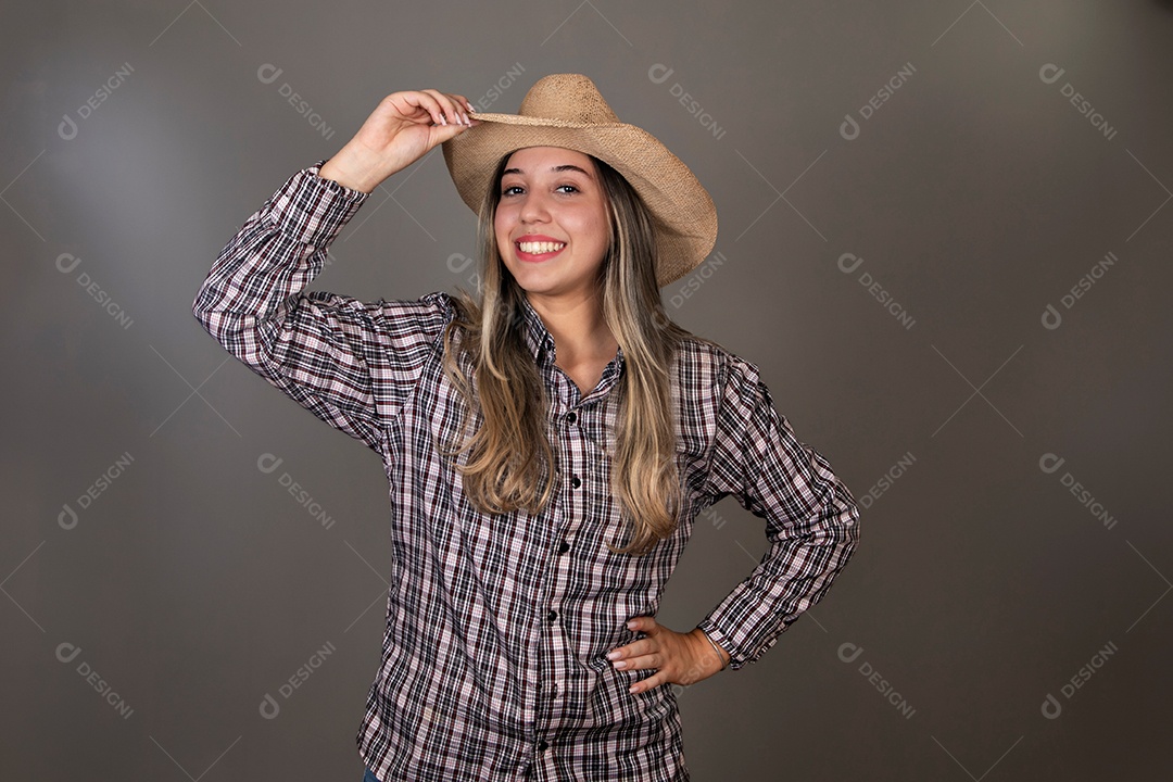 Linda mulher sorridente com roupa caipira sobre fundo isolado