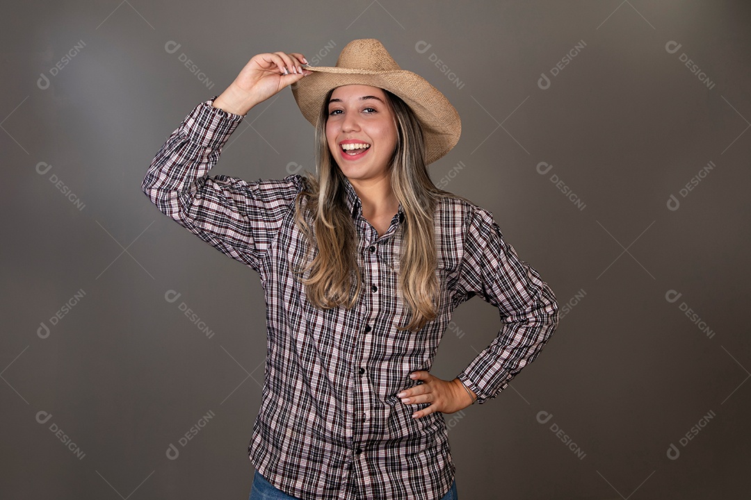 Linda mulher sorridente com roupa caipira sobre fundo isolado
