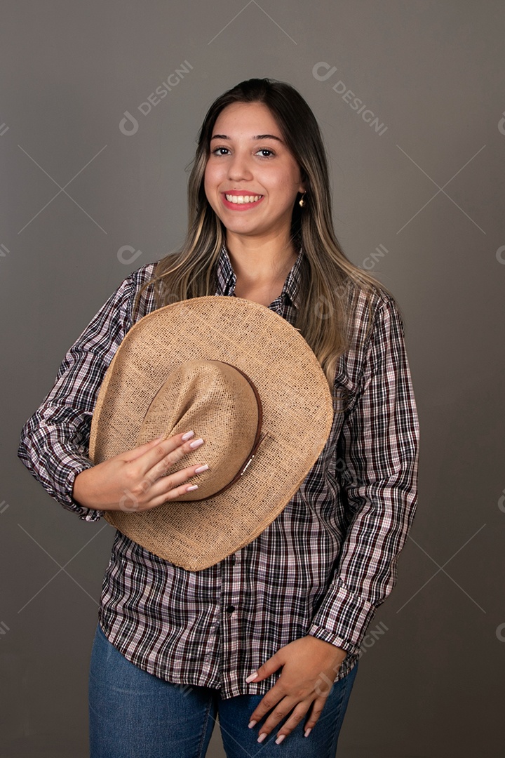 Linda mulher sorridente com roupa caipira sobre fundo isolado