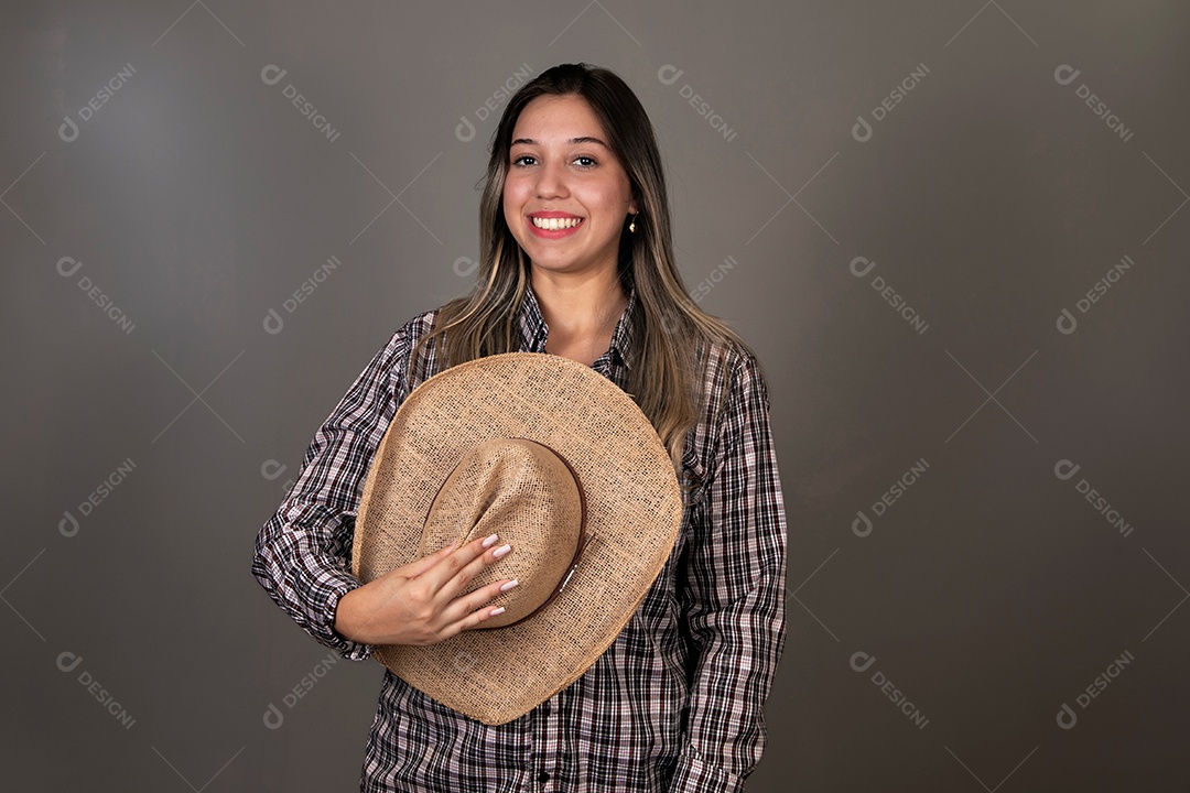 Linda mulher sorridente com roupa caipira sobre fundo isolado
