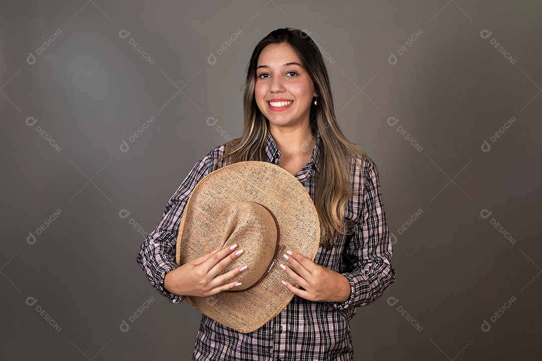 Linda mulher sorridente com roupa caipira sobre fundo isolado