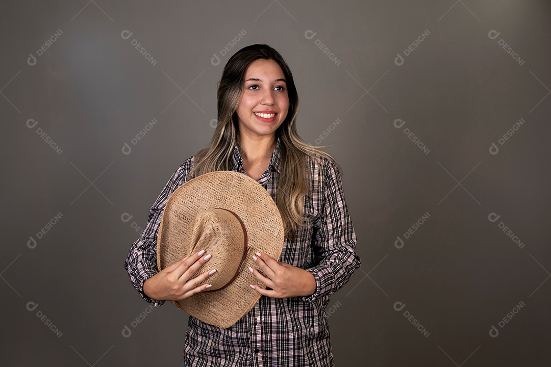 Linda mulher sorridente com roupa caipira sobre fundo isolado