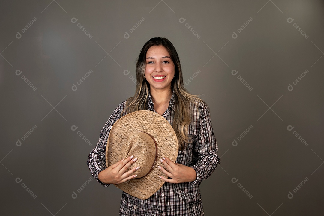 Linda mulher sorridente com roupa caipira sobre fundo isolado