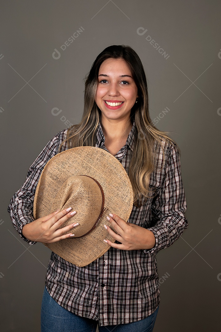 Linda mulher sorridente com roupa caipira sobre fundo isolado