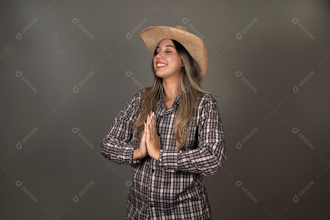 Linda mulher sorridente com roupa caipira sobre fundo isolado