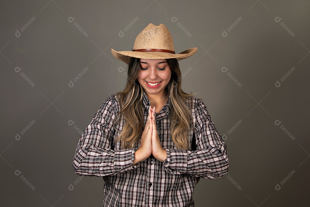 Linda mulher sorridente com roupa caipira sobre fundo isolado