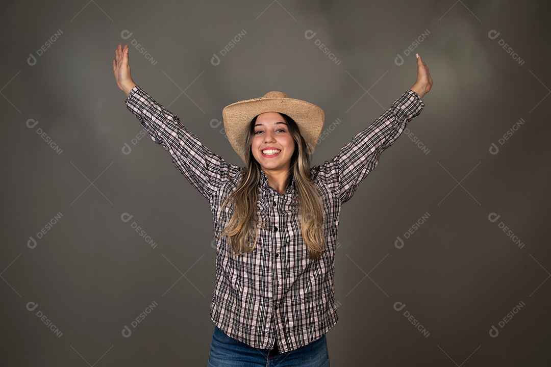 Linda mulher sorridente com roupa caipira sobre fundo isolado