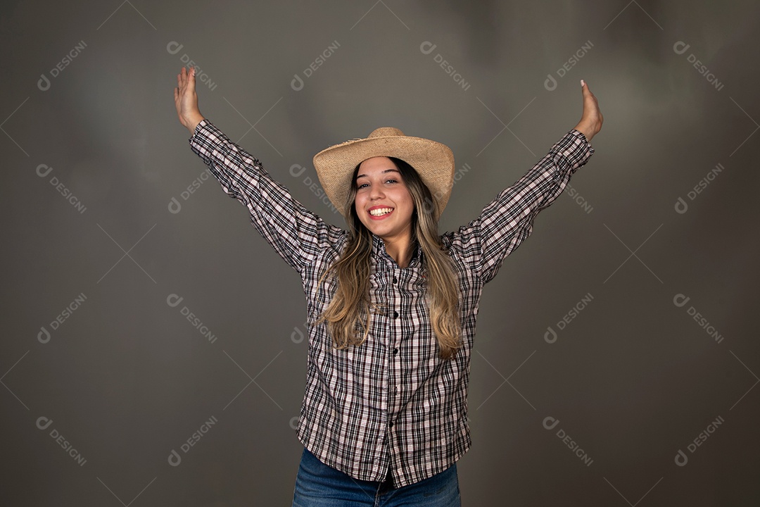 Linda mulher sorridente com roupa caipira sobre fundo isolado