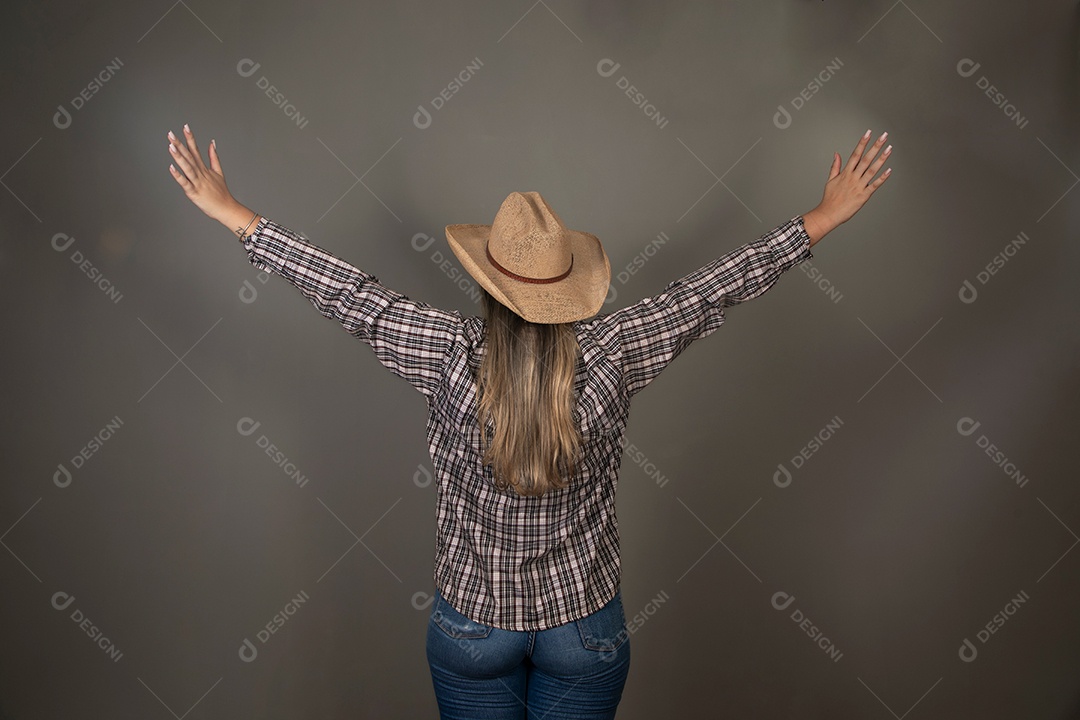 Linda mulher virada de costa com roupa caipira sobre fundo isolado