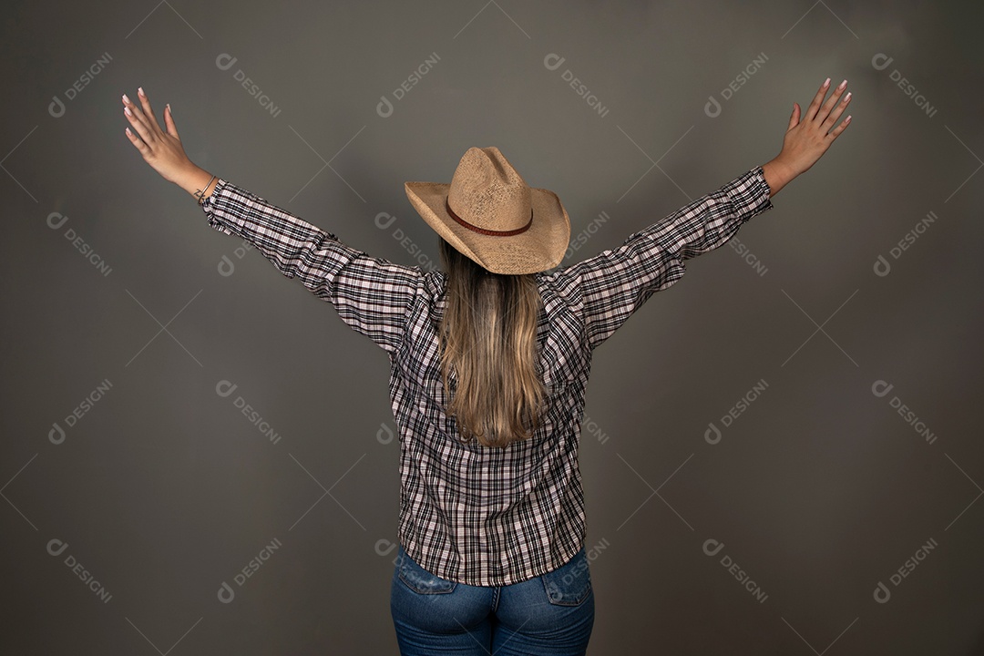 Linda mulher virada de costa com roupa caipira sobre fundo isolado
