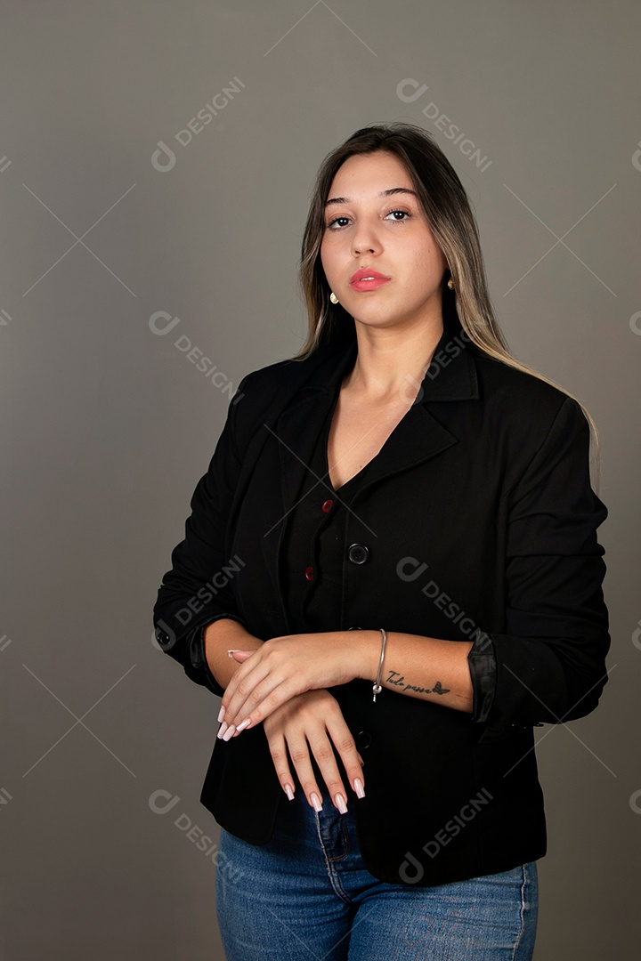 Linda mulher de blazer preto sobre fundo isolado