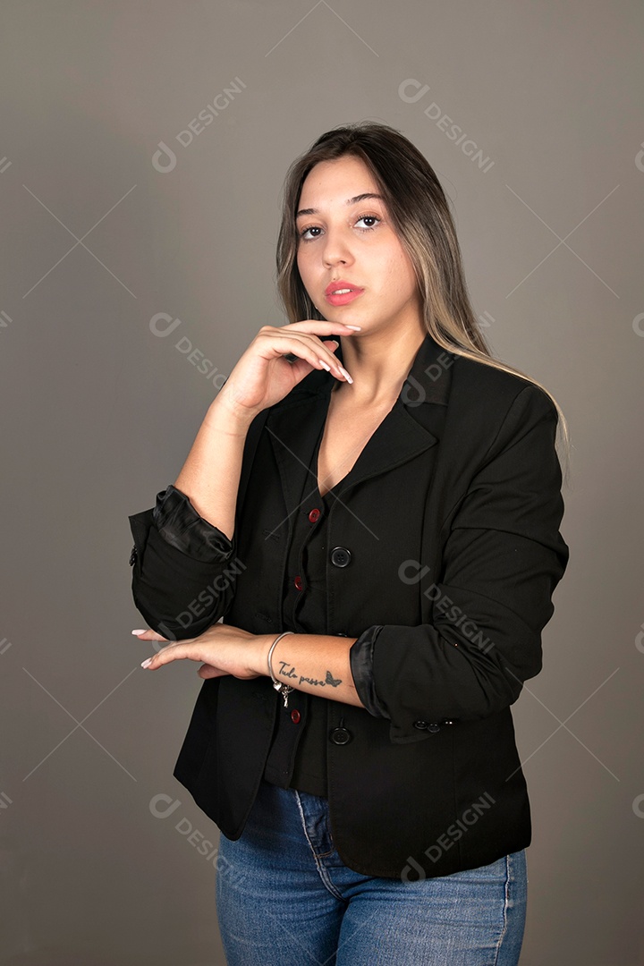 Linda mulher de blazer preto sobre fundo isolado