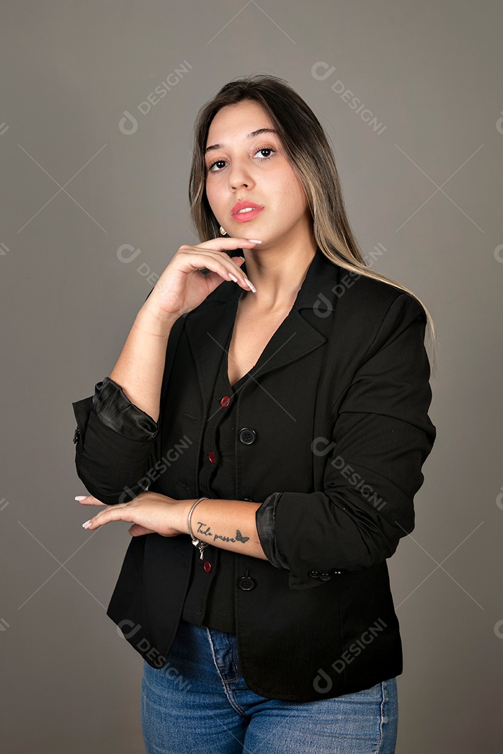 Linda mulher de blazer preto sobre fundo isolado