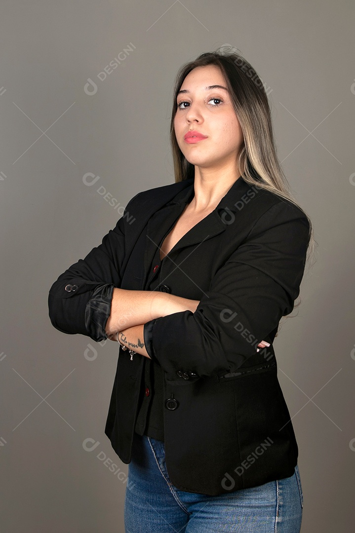 Linda mulher de blazer preto sobre fundo isolado