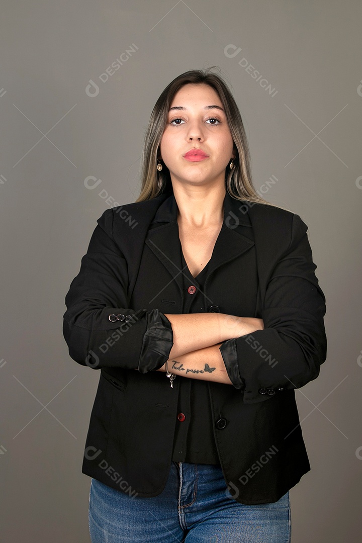 Linda mulher de blazer preto sobre fundo isolado