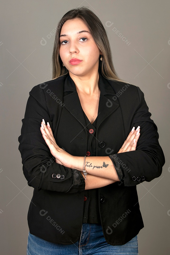 Linda mulher de blazer preto sobre fundo isolado