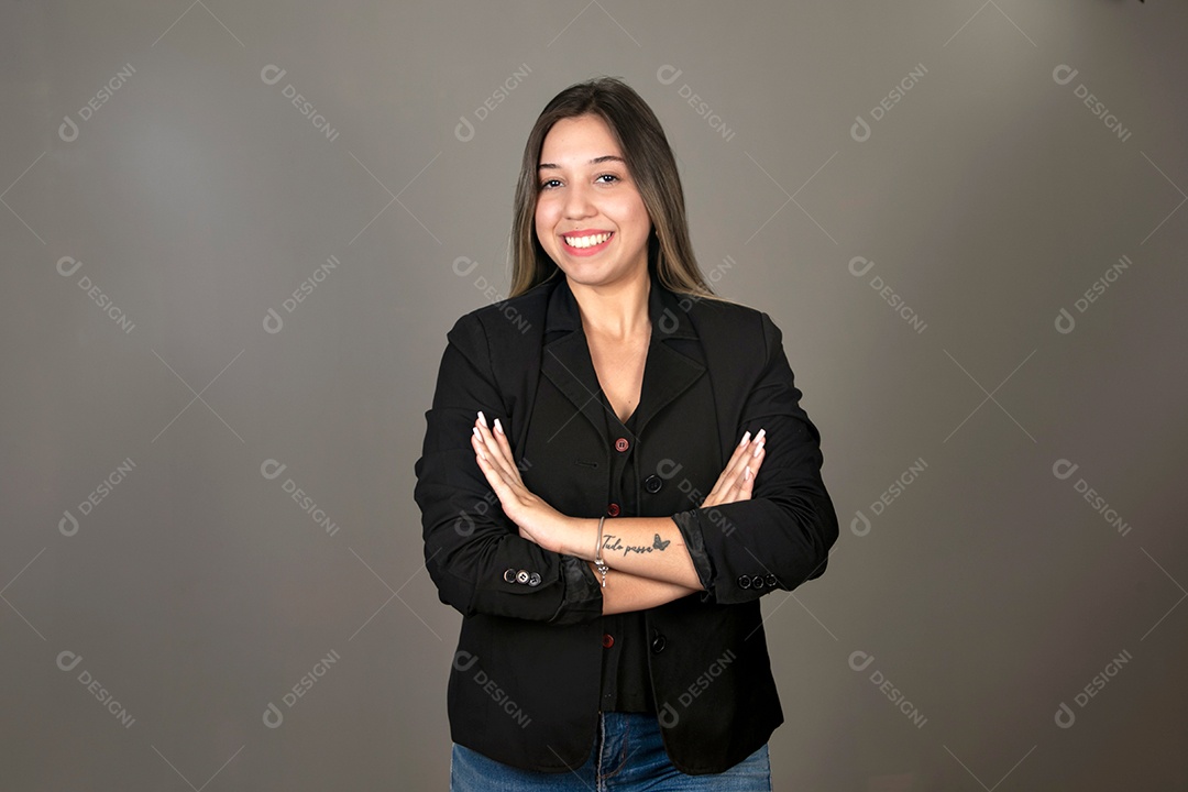 Linda mulher sorridente de blazer preto sobre fundo isolado