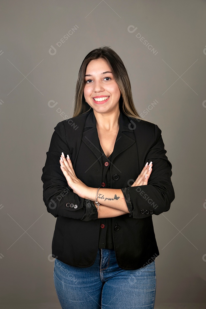 Linda mulher sorridente de blazer preto sobre fundo isolado